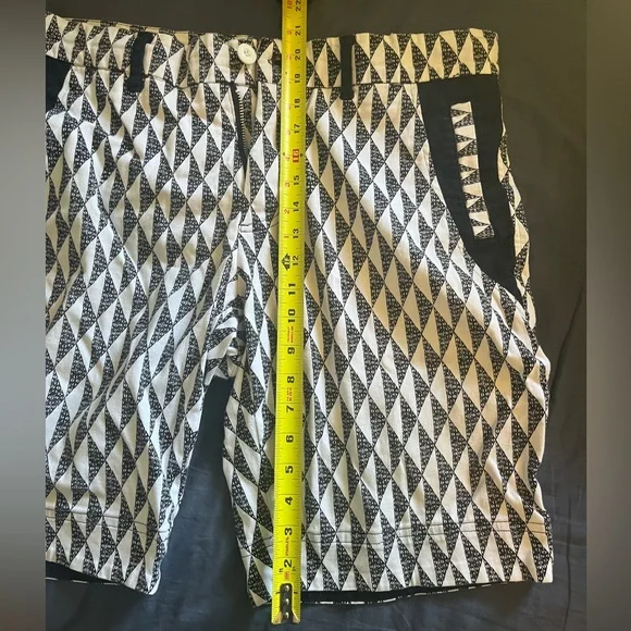 Manaola Black and White Geometric Men Shorts
Like a 
36 and fits perfectly 🤙🏾 - Picture 6 of 7